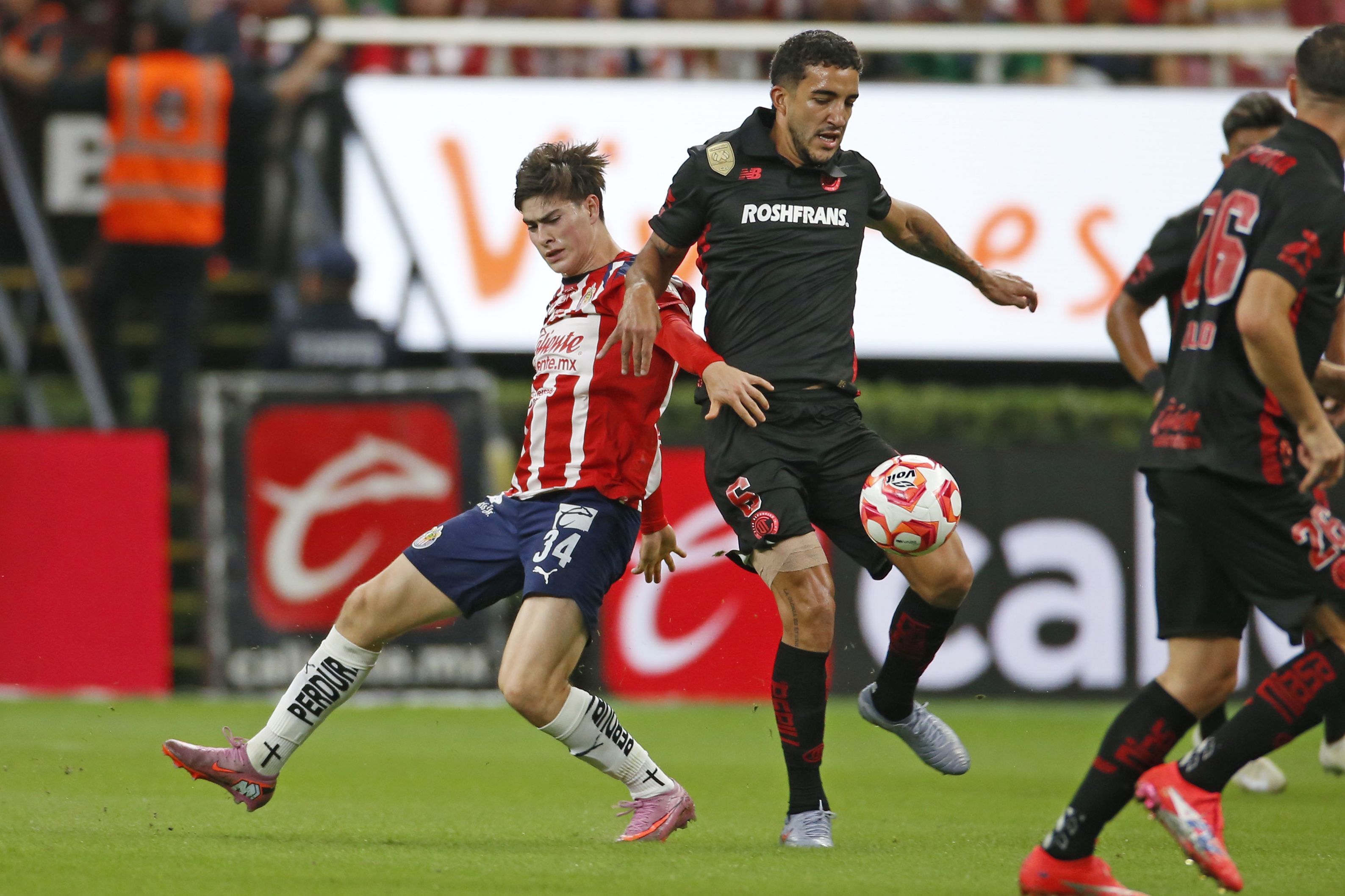 ZAPOPAN, JALISCO, 20SEPTIEMBRE2025.- Andrés Pereira jugador de Toluca disputa el balón con el contrario de Chivas Armando González, esto en partido correspondiente jornada 9 del Torneo Apertura 2025 de la Liga MX, en donde se enfrentan los equipos de Chivas vs Toluca y en juego que se lleva a cabo en el Estadio Akron, el marcador al momento es de 2-0 a favor del equipo visitante.