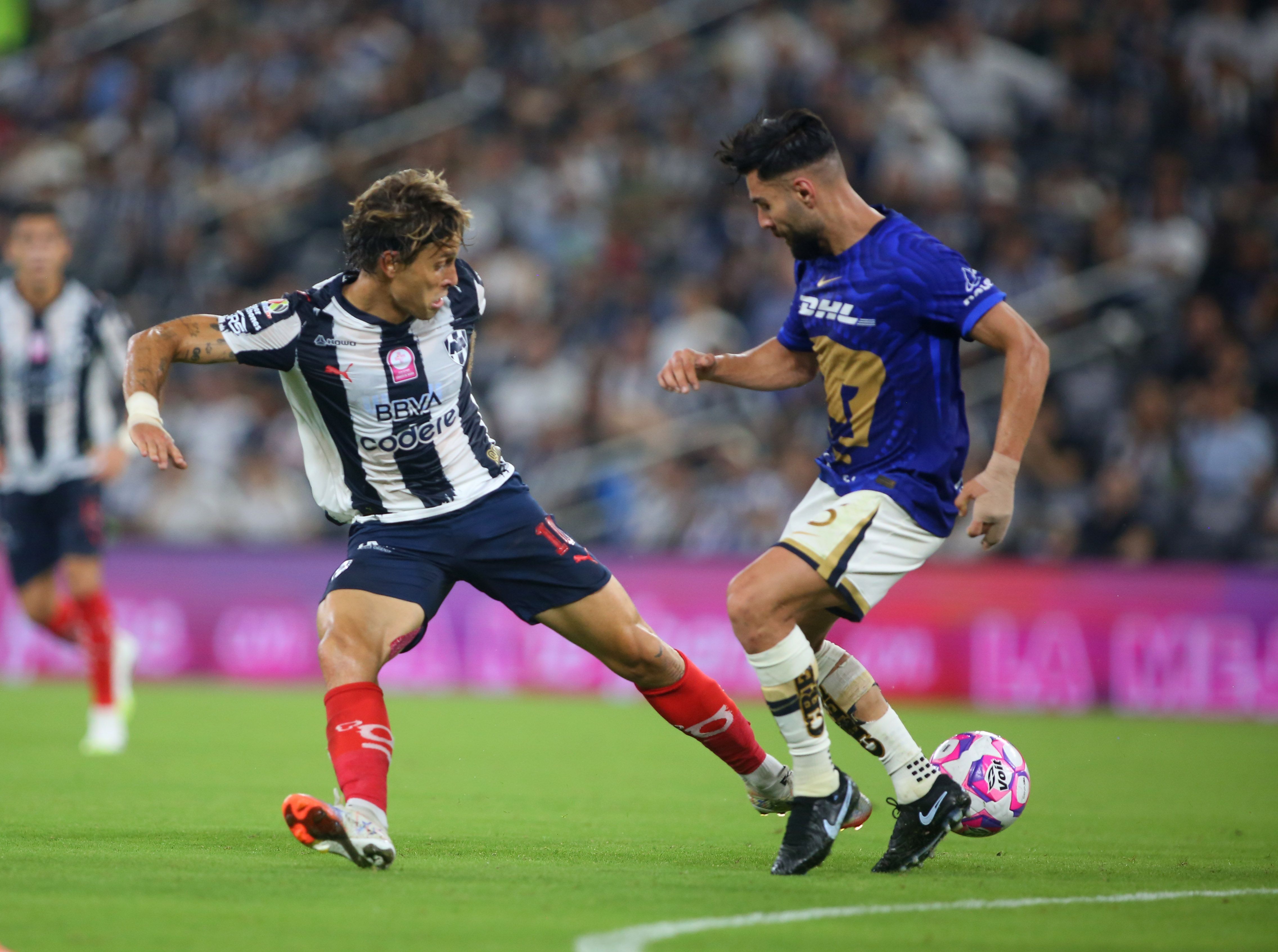 Pronostico Pumas vs Monterrey GUADALUPE, NUEVO LEÓN, 18OCTUBRE2025.- Sergio Canales de los Rayados del Monterrey, se disputa el balón con Pablo Monroy de los Pumas, en el estadio BBVA, partido correspondiente a la jornada 13 de la Apertura 2025, Liga Mx, Marcador Final: Monterrey: 1 - Pumas: 1. FOTO: GABRIELA PÉREZ MONTIEL / CUARTOSCURO.COM