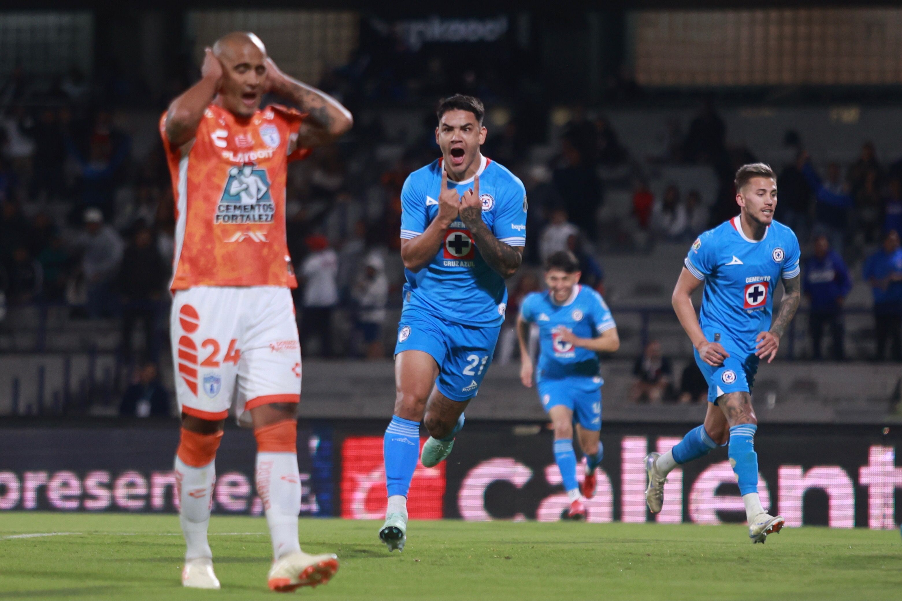 CIUDAD DE MÉXICO, 8FEBRERO2025. Gabriel Fernández "El Toro" celebra el gol de la victoria durante el partido de fútbol Cruz Azul vs Pachuca correspondiente a la jornada 6 del Torneo Clausura 2025 de Liga BBVA MX, en el Estadio Olímpico Universitario. FOTO: EDGAR NEGRETE LIRA/CUARTOSCURO.COM