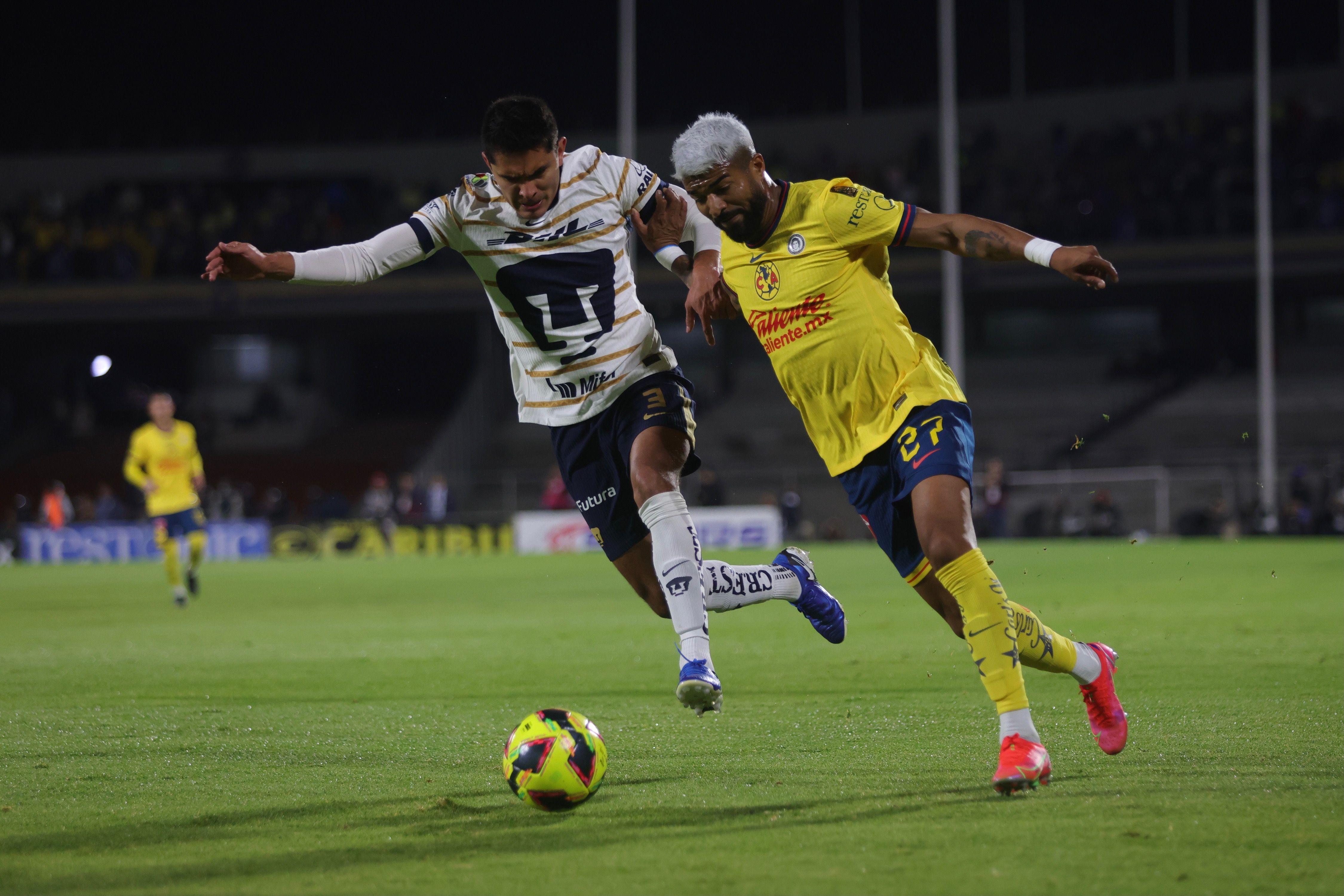 CIUDAD DE MÉXICO, 22FEBRERO2025. Los jugadores Ricardo Galindo de Universidad y Rodrigo Aguirre de las Águilas disputan un balón durante el partido de fútbol Pumas vs América correspondiente a la jornada 8 del Torneo Clausura 2025 de Liga BBVA MX, en el Estadio Olímpico Universitario. FOTO: EDGAR NEGRETE LIRA/CUARTOSCURO.COM