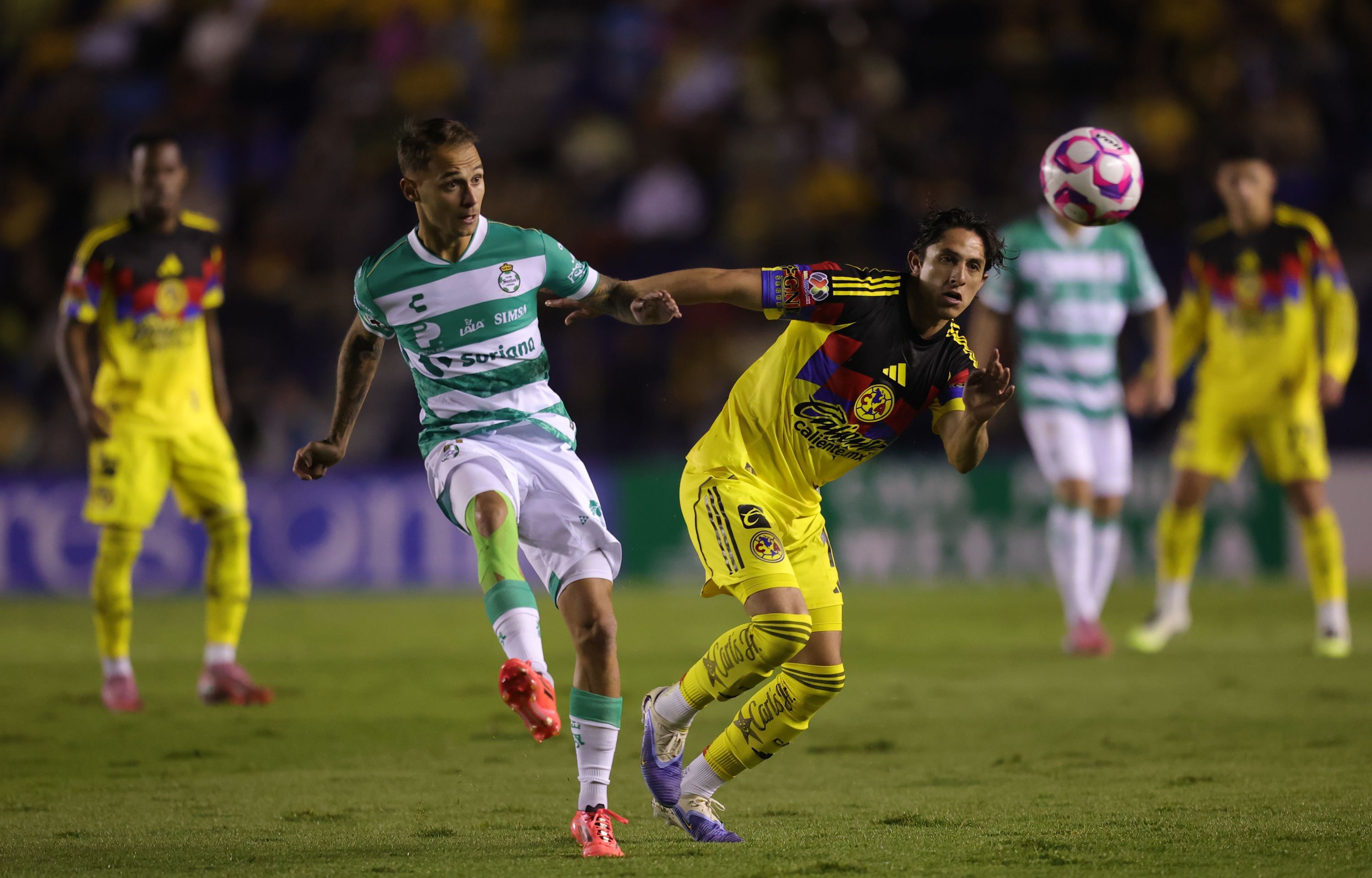 CIUDAD DE MÉXICO, 04OCTUBRE2025.- Francisco Villalba de Santos y Alan Cervantes de las Águilas diputan una pelota durante el partido de fútbol América vs Santos correspondiente a la jornada 12 del Torneo Apertura 2025 de Liga BBVA MX, en el Estadio Ciudad de los Deportes. FOTO: EDGAR NEGRETE LIRA/CUARTOSCURO.COM