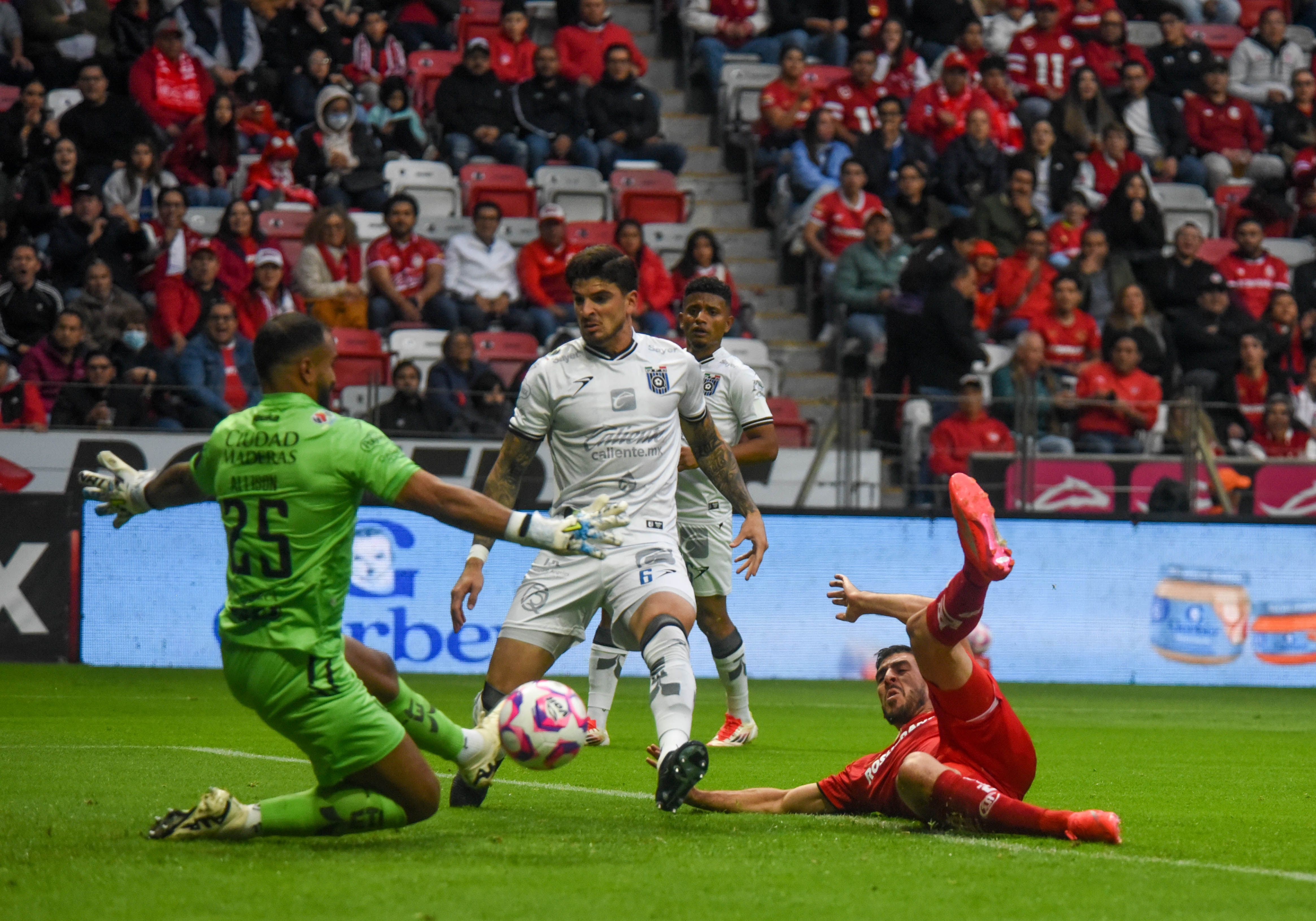 TOLUCA, ESTADO DE MÉXICO, 18OCTUBRE2025.- Joao Dias delantero de los Diablos de Toluca y Guillermo Allison portero de los Gallos Blancos de Querétaro durante el encuentro correspondiente a la jornada 13 del Torneo Apertura de la Liga MX, terminando el encuentro con un marcador 4-0. FOTO: CRISANTA ESPINOSA AGUILAR/CUARTOSCURO.COM