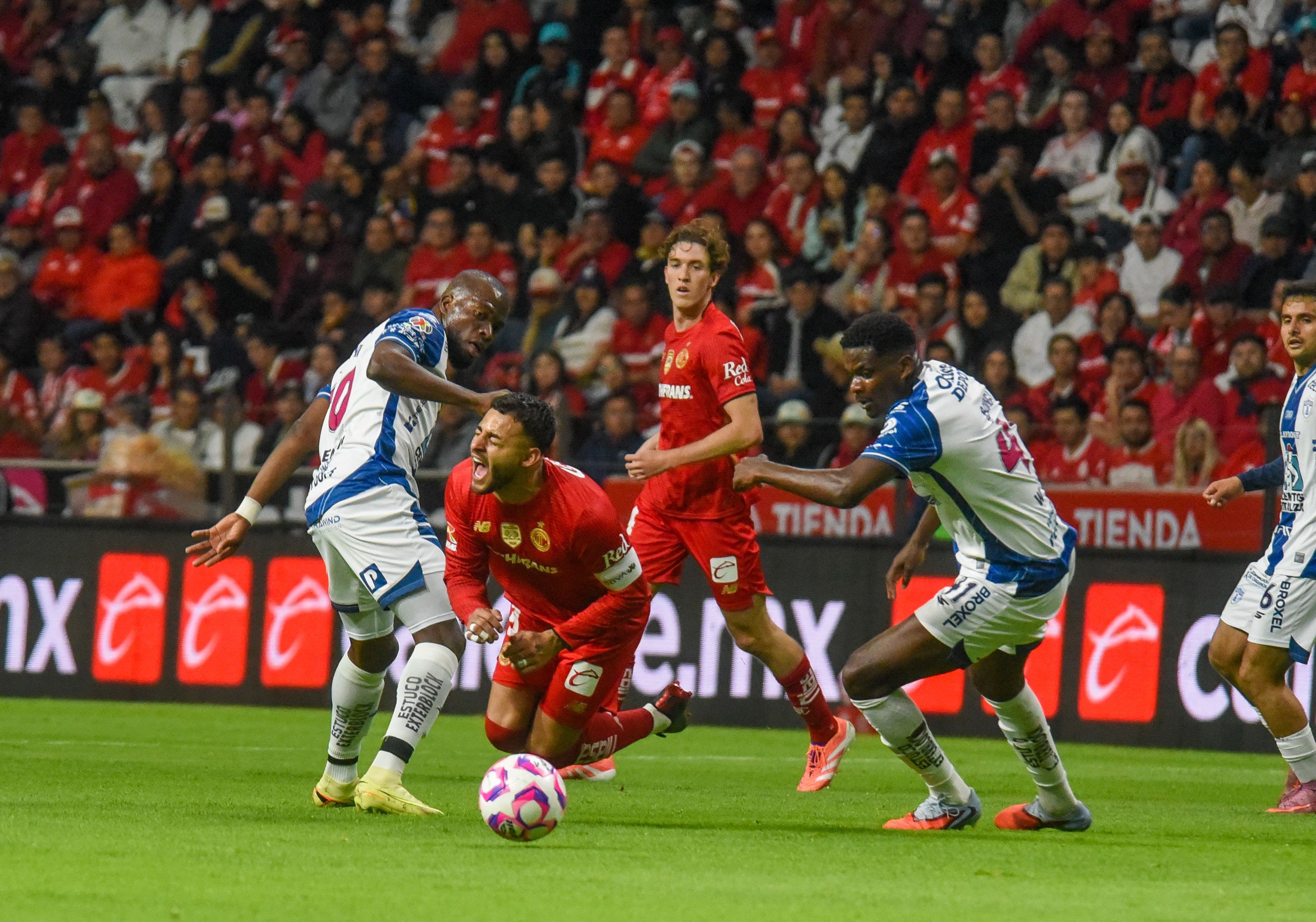 TOLUCA, ESTADO DE MÉXICO, 26OCTUBRE2025.- Alexis Vega delantero de los Diablos de Toluca pelea el esférico con el delantero Enner Valencia y el defensa Eduardo Dos Santos de la escuadra de los Tuzos de Pachuca como parte de la jornada 15 del Torneo Apertura de la Liga MX, con un marcador final 2-2. FOTO: CRISANTA ESPINOSA AGUILAR/CUARTOSCURO.COM