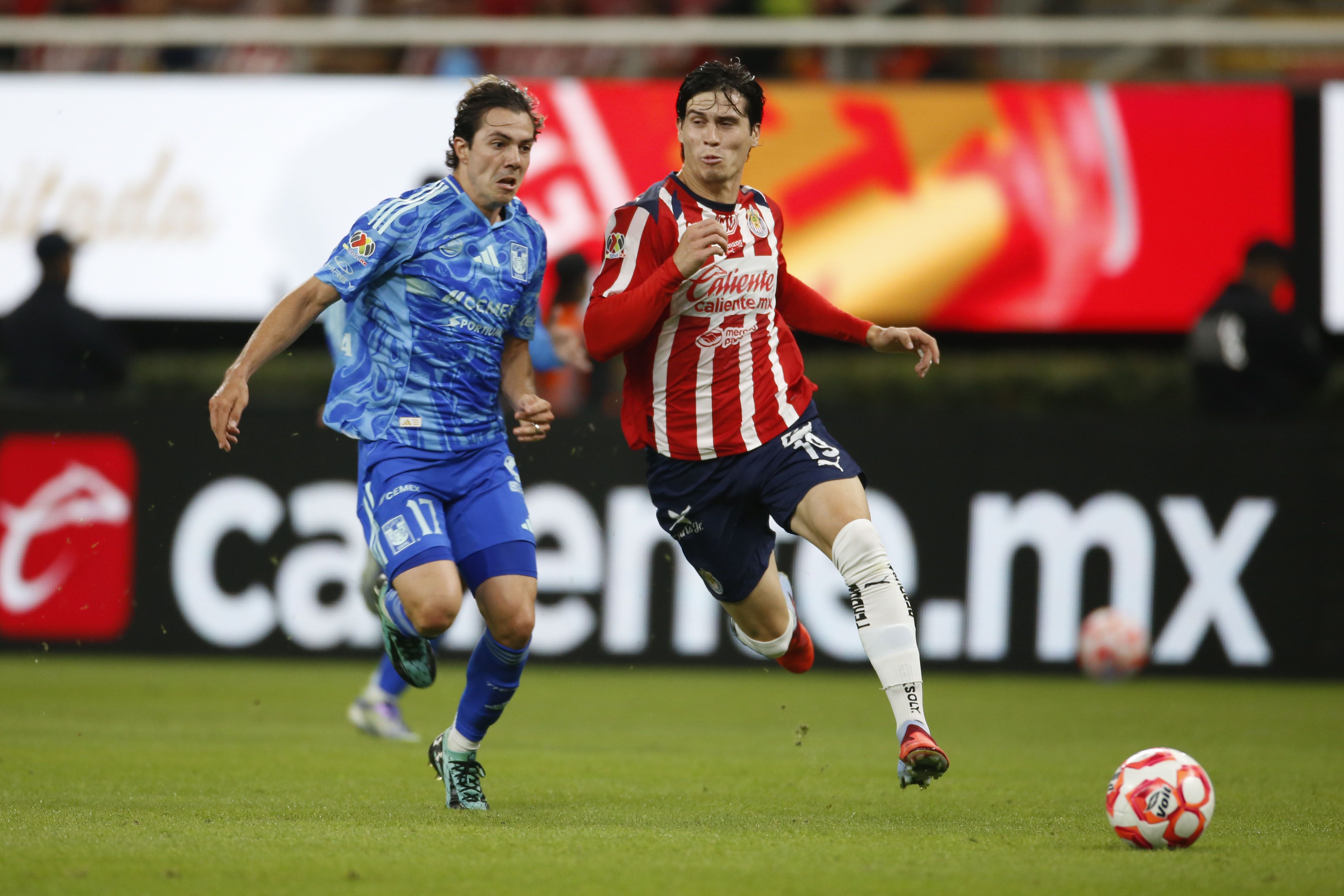 ZAPOPAN, JALISCO, 17SEPTIEMBRE2025.- Diego Campillo jugador de Chivas disputa el balón con el contrario de Tigres Francisco Córdova, esto en partido correspondiente jornada 1 del Torneo Apertura 2025 de la Liga MX, en donde se enfrentan los equipos de Chivas vs Tigres y en juego que se lleva a cabo en el Estadio Akron, el marcador al momento es de 0-0.